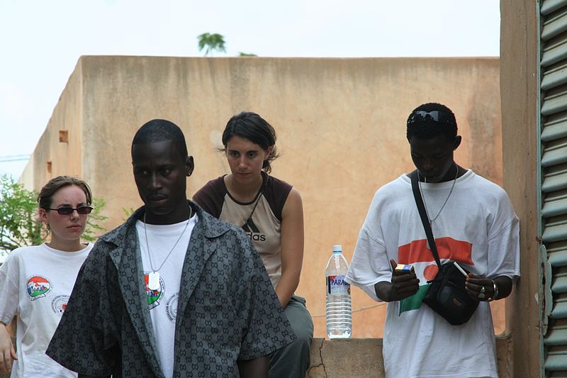 Bagzam avec les étudiants de Bordeaux II lors de la caravane de la santé à Dosso, Tillabéry, Tahoua et Niamey en 2006 Bagzam_avec_les_étudiants_de_Bordeaux_France.jpg